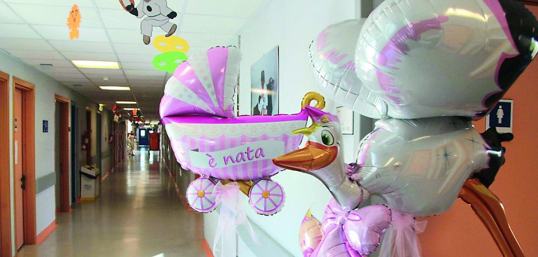 Incinta con il Covid, rischia di morire. I medici dell'ospedale Versilia la fanno partorire con il casco 