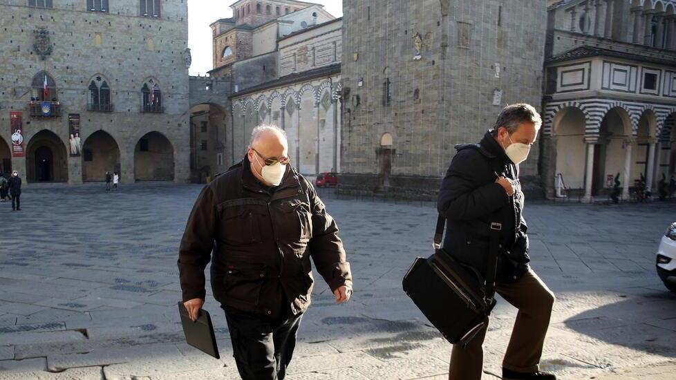 Pistoia, il medico no-vax parla per quattro ore ma sarà difficile risalire ai non vaccinati