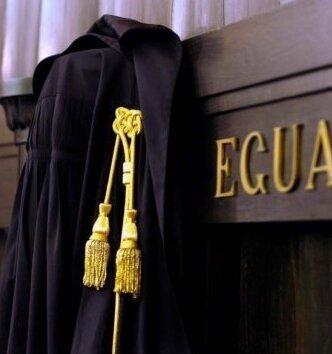 Perseguita l’amante avvocato: trentottenne a processo