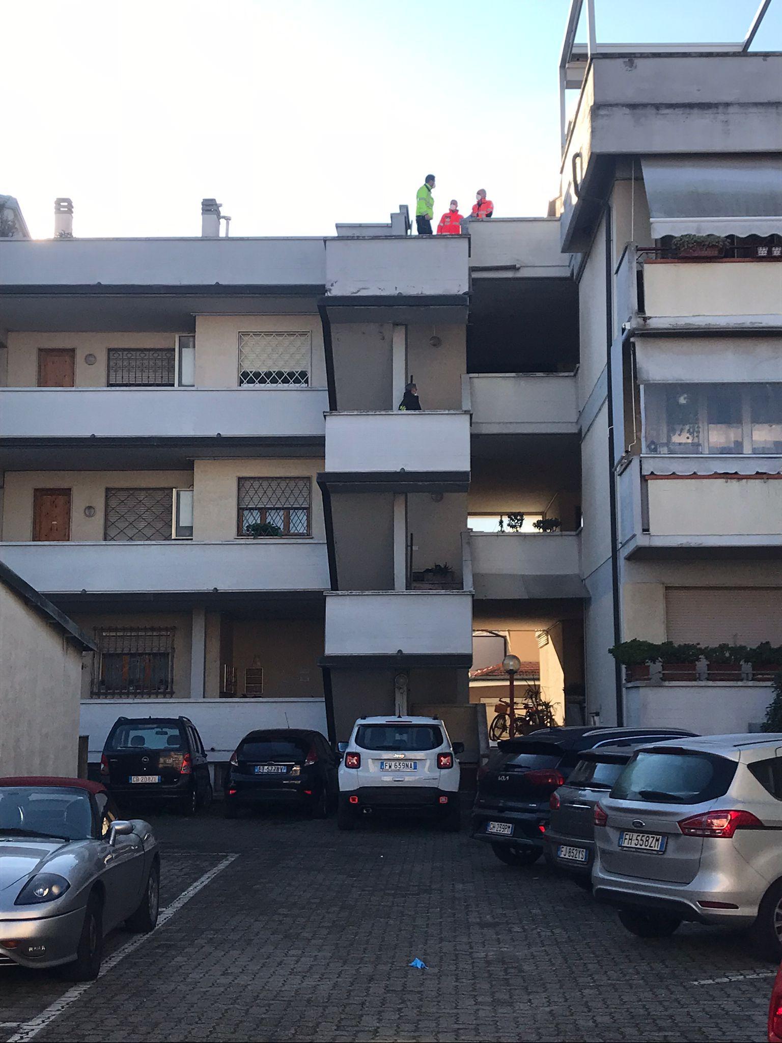 Viareggio, in bilico all'ultimo piano del palazzo minaccia di buttarsi: salvato 