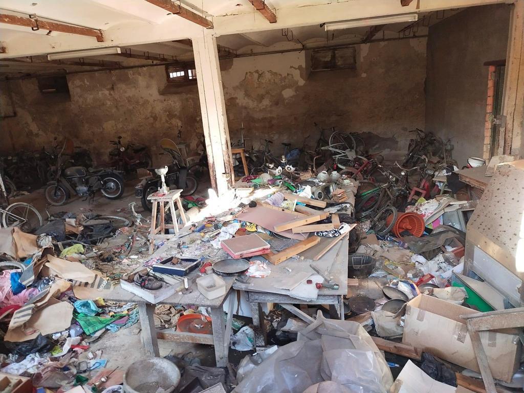 Faldoni, opere d’arte e sporco nell'ex Cooperativa in disuso a Pietrasanta: «L’immobile sarà recuperato»