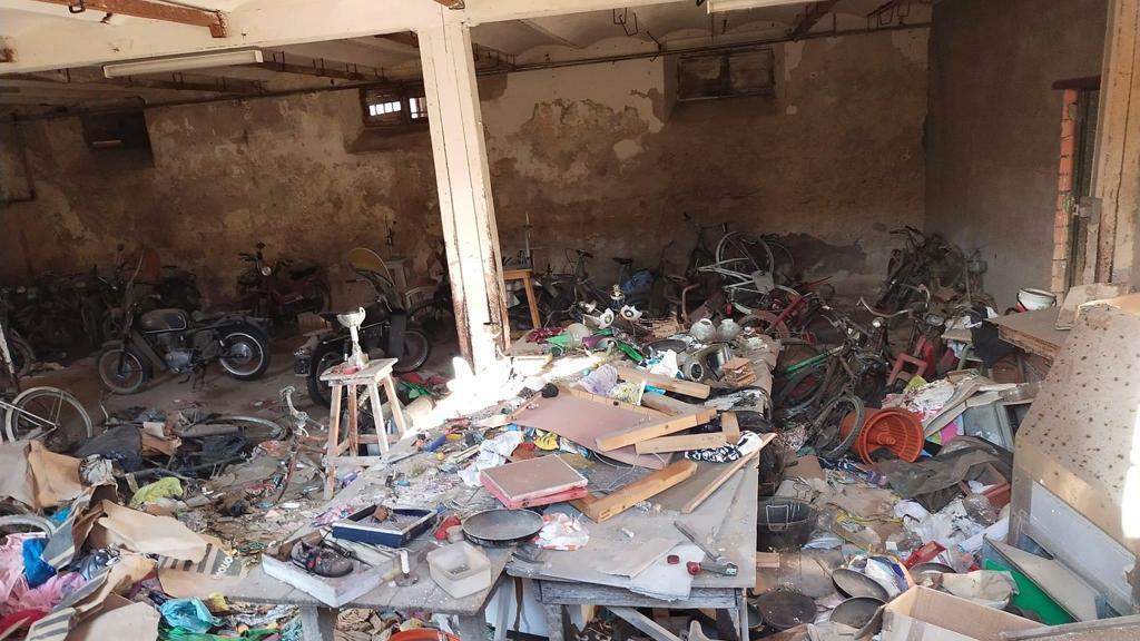 Faldoni, opere d’arte e sporco nell'ex Cooperativa in disuso a Pietrasanta: «L’immobile sarà recuperato»
