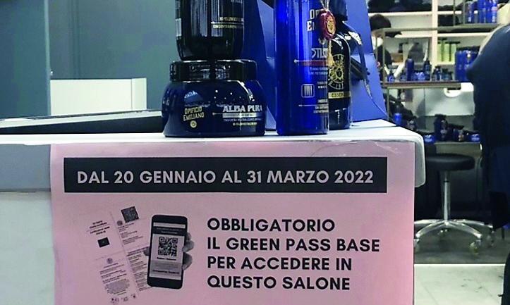 Reggio Emilia, parrucchieri alle prese col green pass: «Ci adeguiamo, preoccupati dai contagi» 