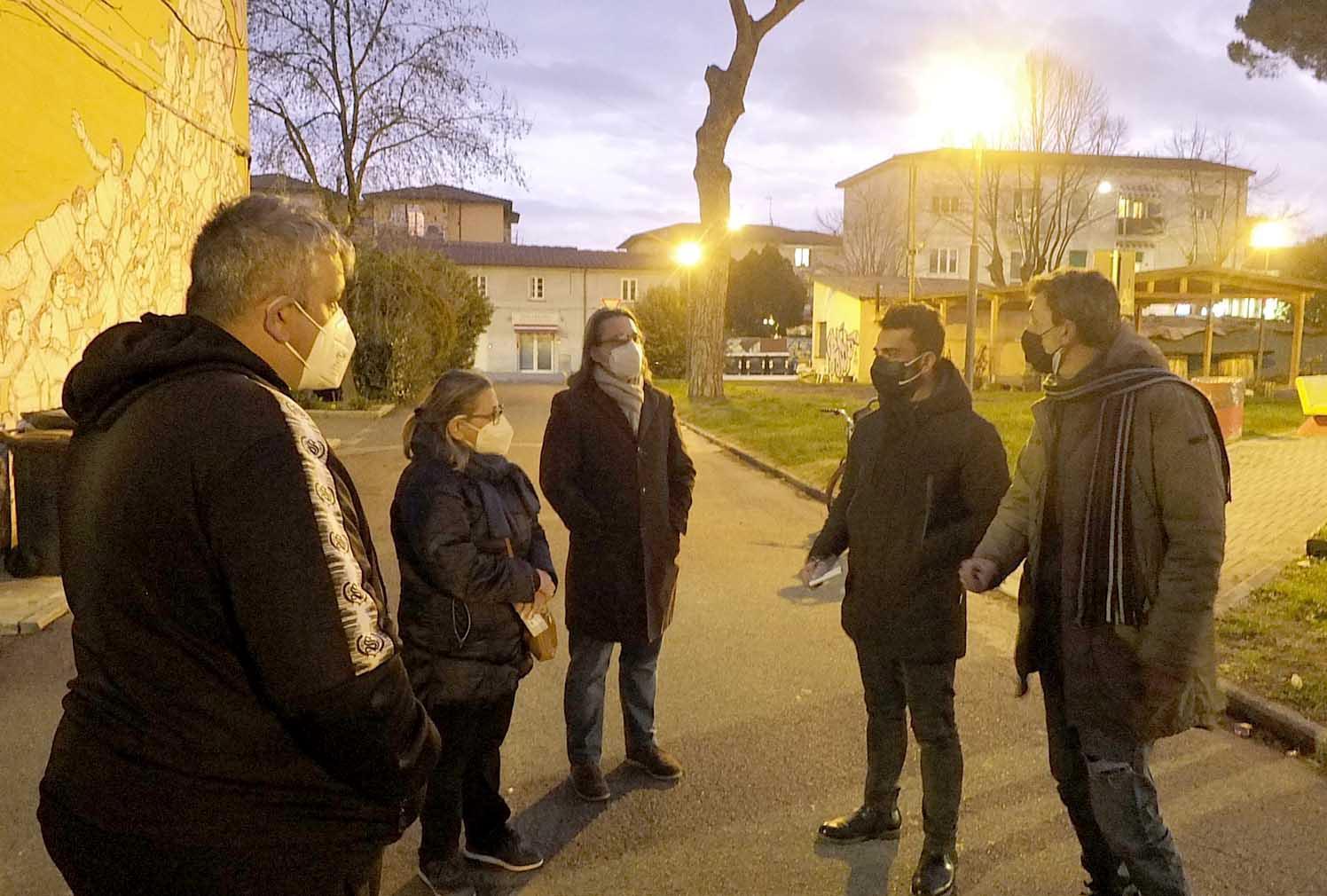 Abitanti di Sant'Ermete discutono dei problemi nelle case popolari (foto Fabio Muzzi)