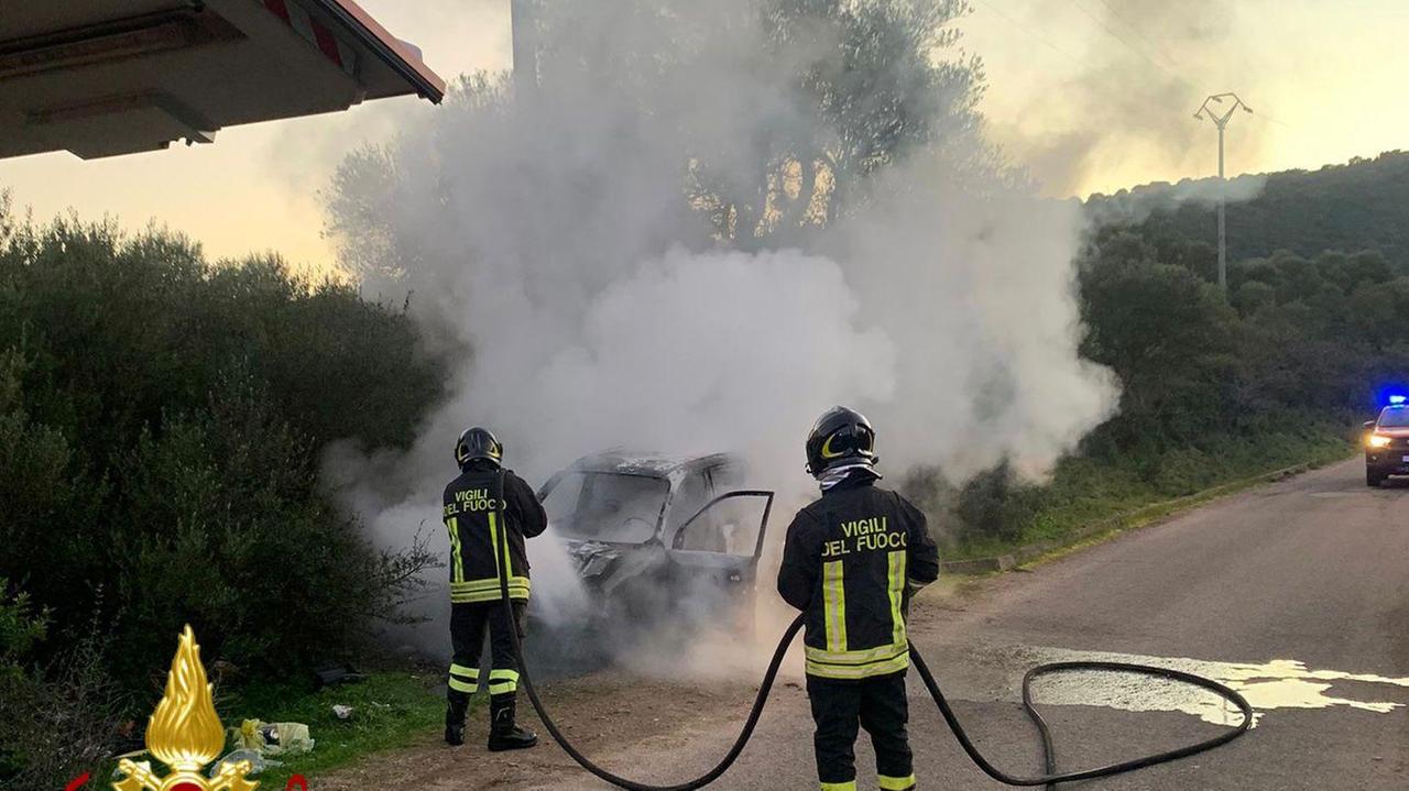 Olbia, auto distrutta dal fuoco a Suiles