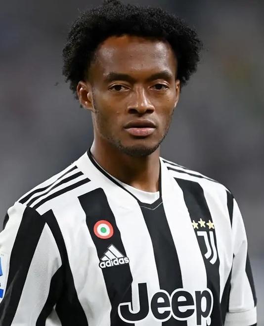 Su Dybala ora i riflettori del Barcellona 