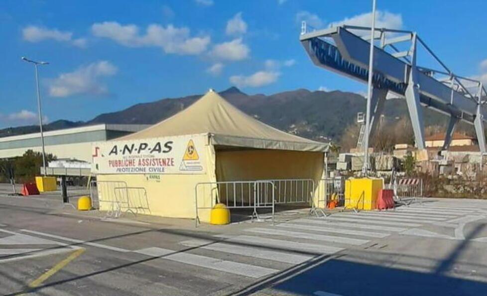Via ai tamponi nel parcheggio della stazione di Querceta: serve la ricetta del medico 