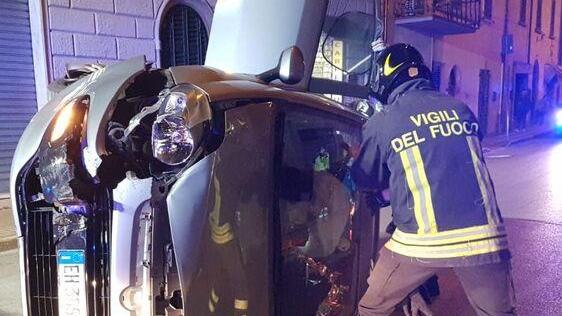 Si ribalta con l’auto: grave una donna di 32 anni