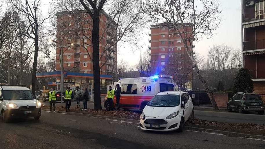 Sbanda e si cappotta: illesa
