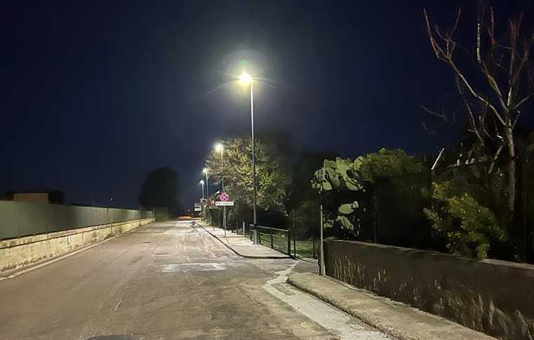 A Cala Moresca ora c’è l’illuminazione pubblica 