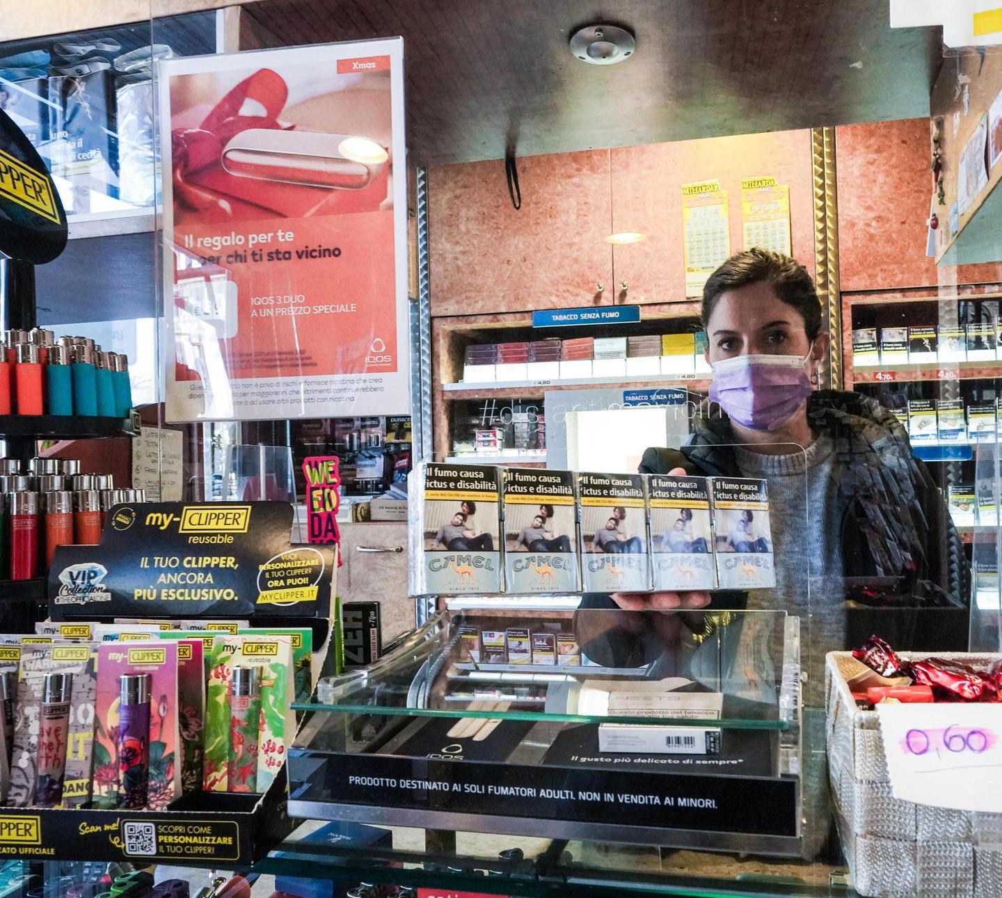 Covid, niente pensioni e sigarette se non si mostra il green pass 