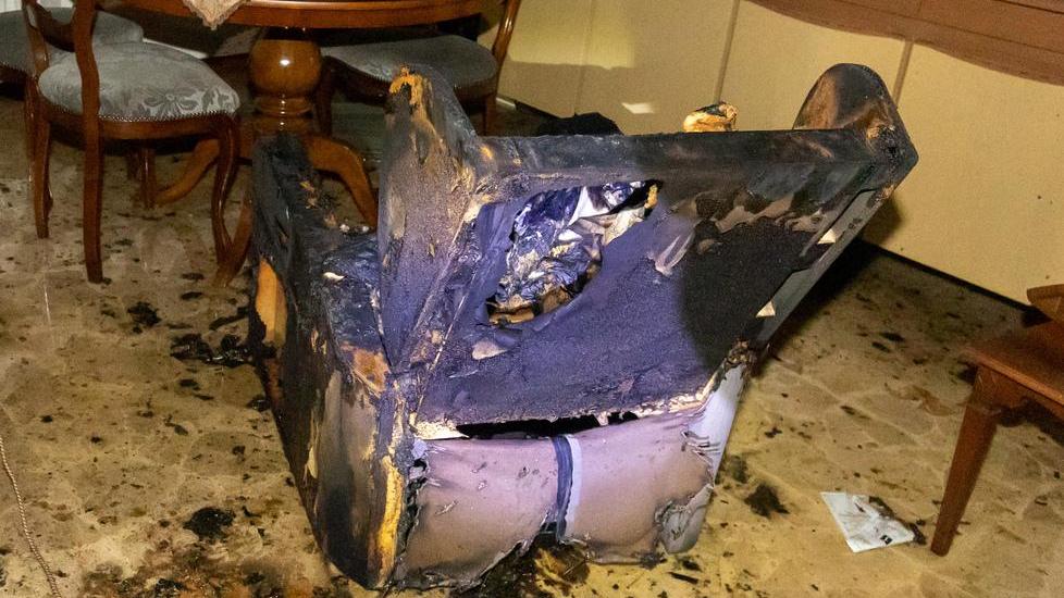 Prende fuoco poltrona elettrica: fiamme in casa, anziana salvata a Ferrara
