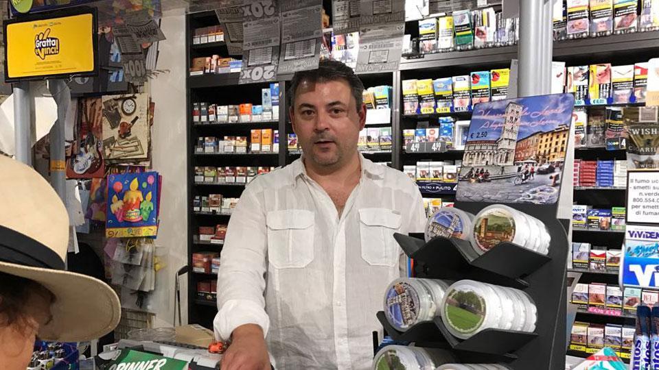 Fabrizio Altini dietro il banco della sua tabaccheria in via Santa Croce