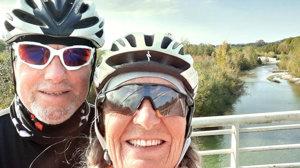 Pierluigi Del Pistoia e la moglie Silvia Sarappa, per anni organizzatori della Gran Fondo, in una delle loro uscite in bicicletta