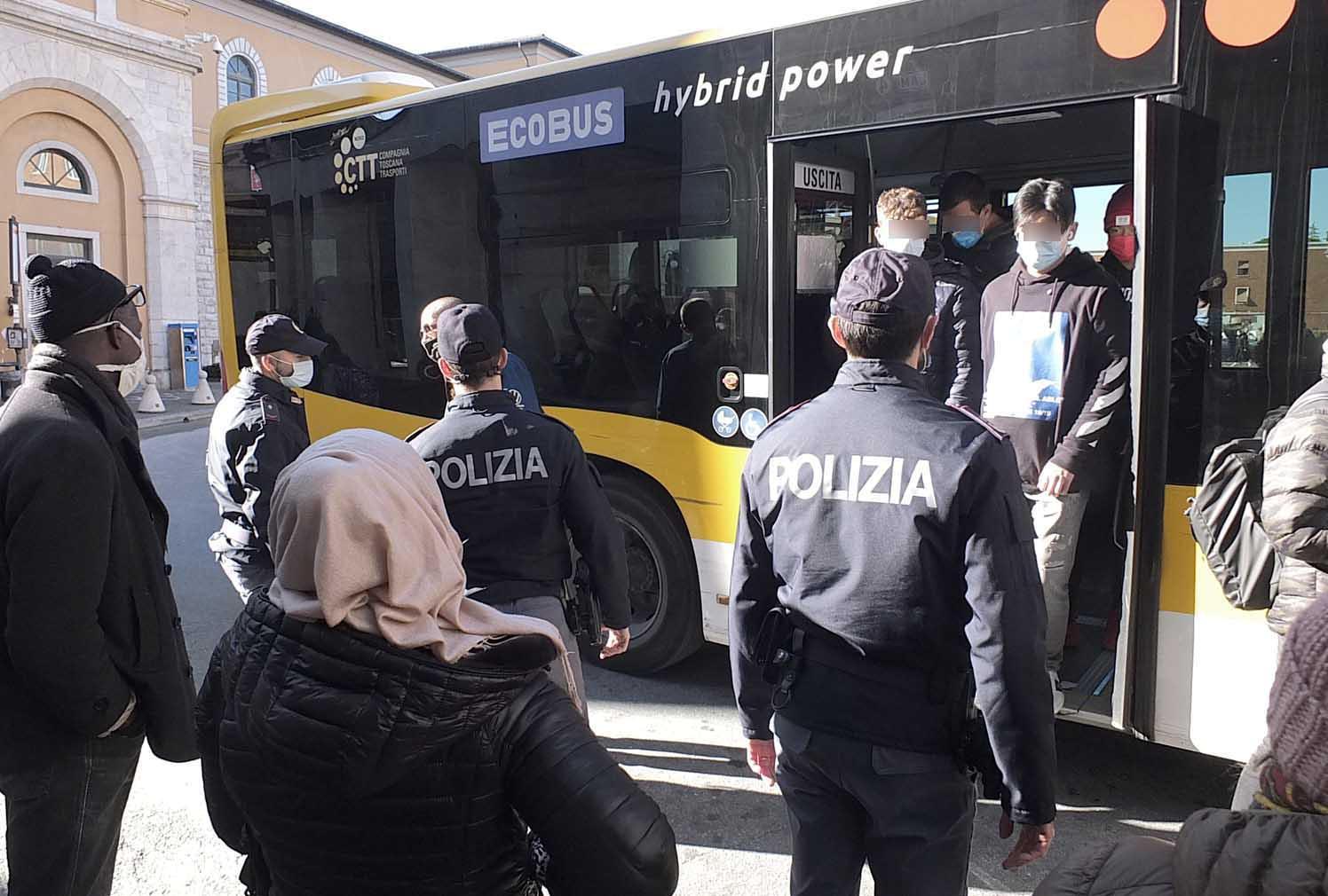 Pisa, rapinato del portafogli alla fermata del bus: denunciato minorenne
