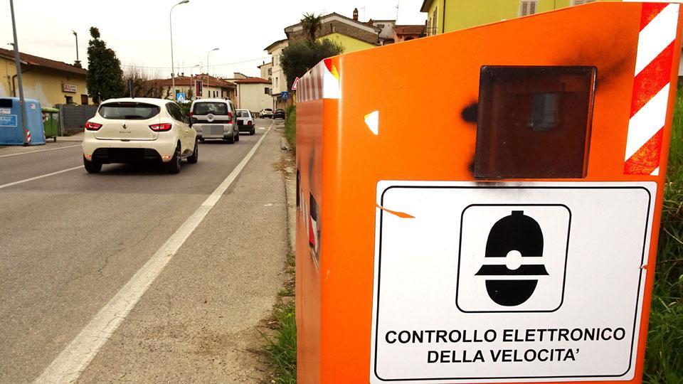 Una postazione autovelox sulla via Montalese, all’ingresso di Pontenuovo (foto gori)