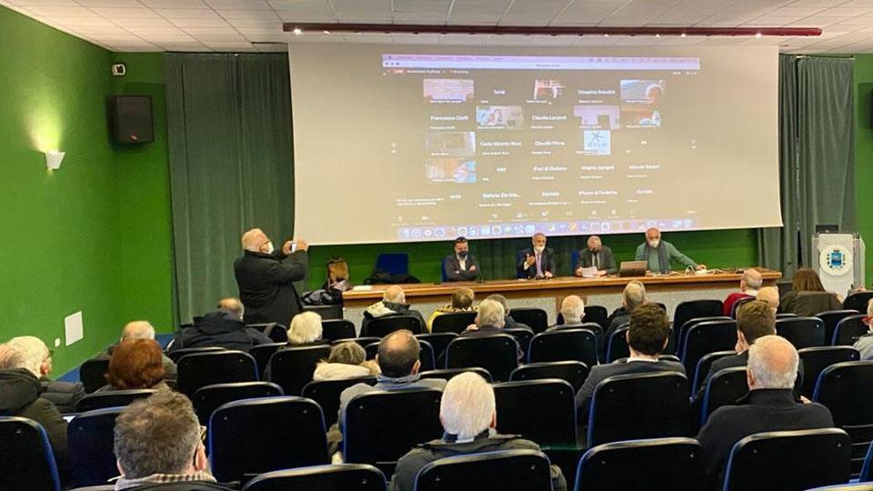 Il pubblico presente ieri nell’auditorium De Laugier per il convegno dei contrari al dissalatore (Foto Gio’ Di Stefano)