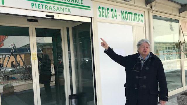 Pietrasanta, alla farmacia comunale tamponi più cari per gli stranieri: «C’è una circolare»