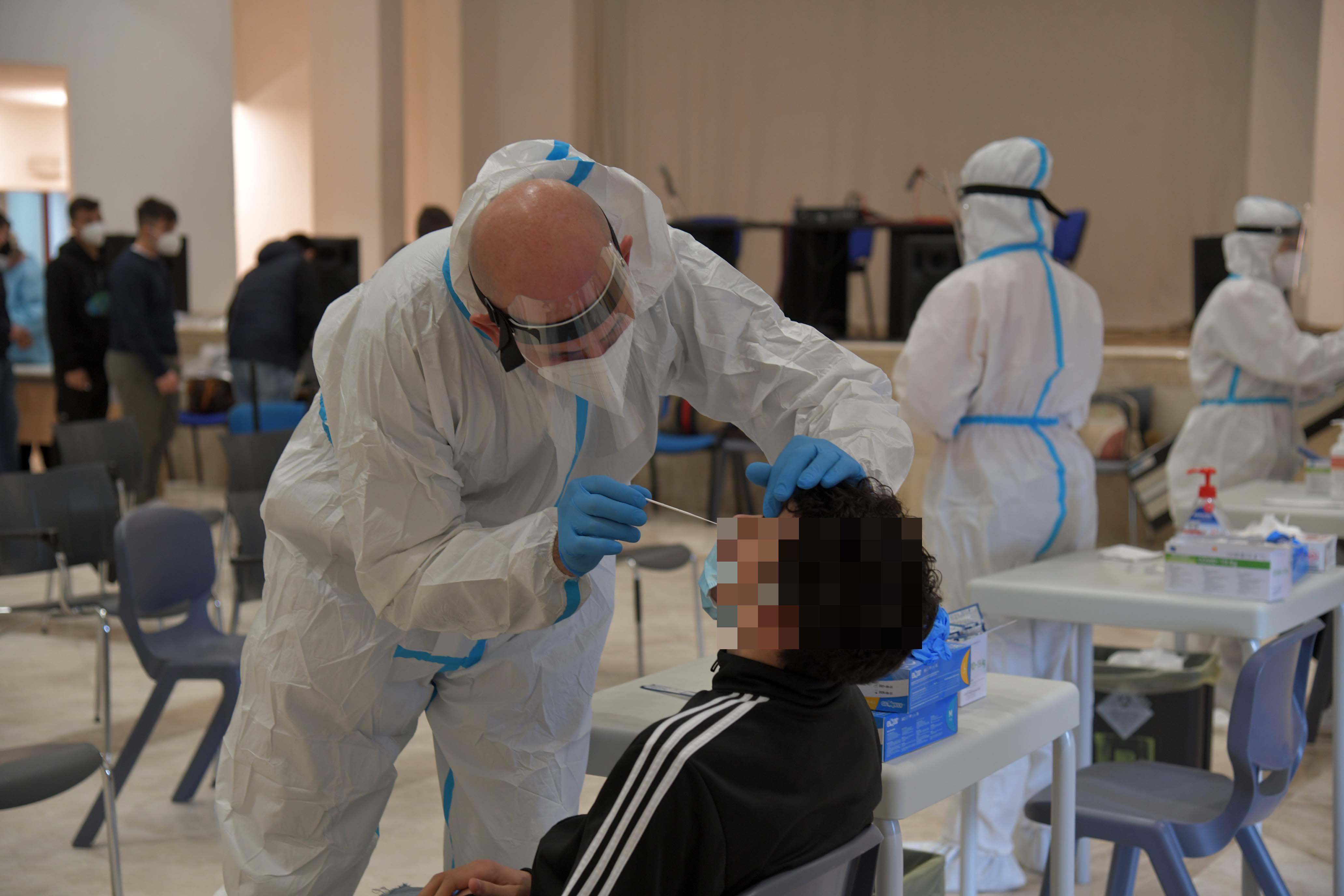 Covid in Sardegna: 4 decessi, contagi in calo ma salgono i ricoveri ospedalieri 