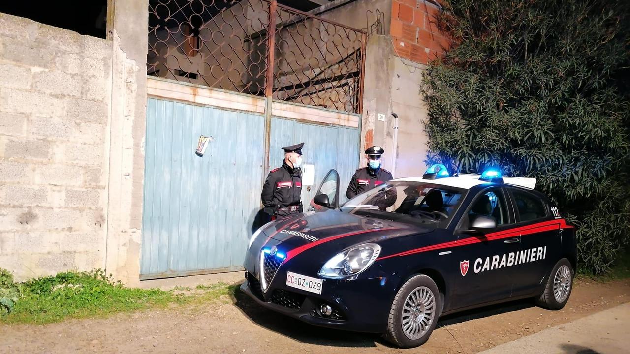 I carabinieri davanti alla casa dell'uomo scomparso