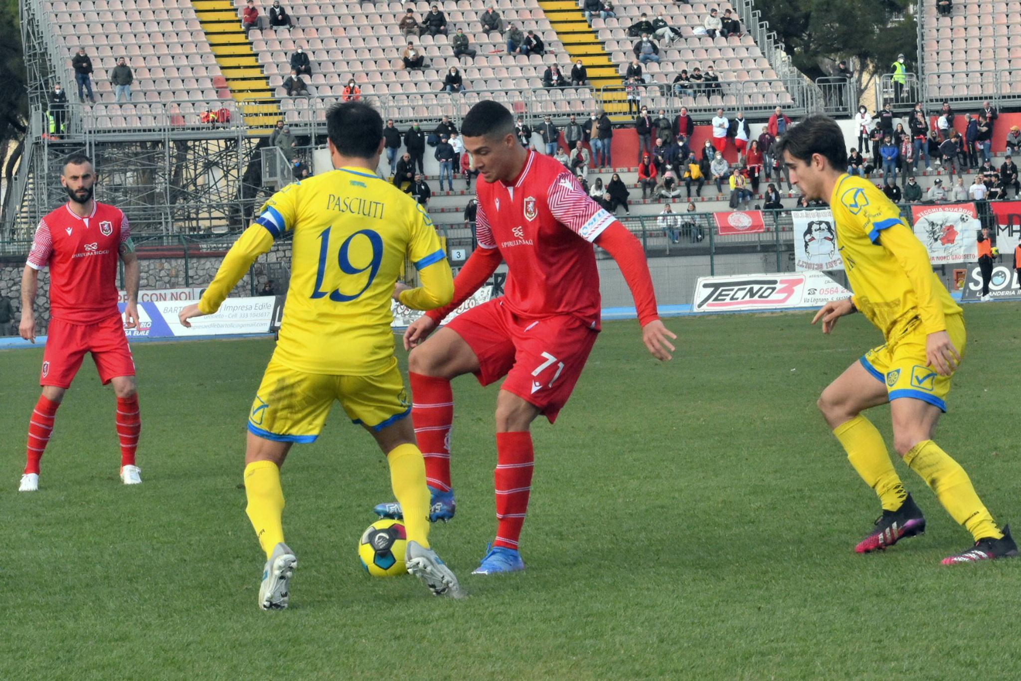 Pasciuti lotta a centrocampo