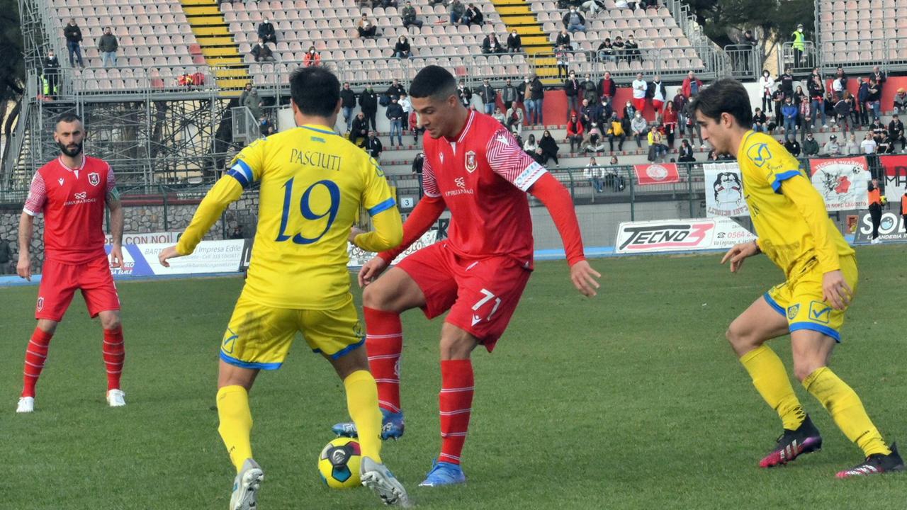 Pasciuti lotta a centrocampo