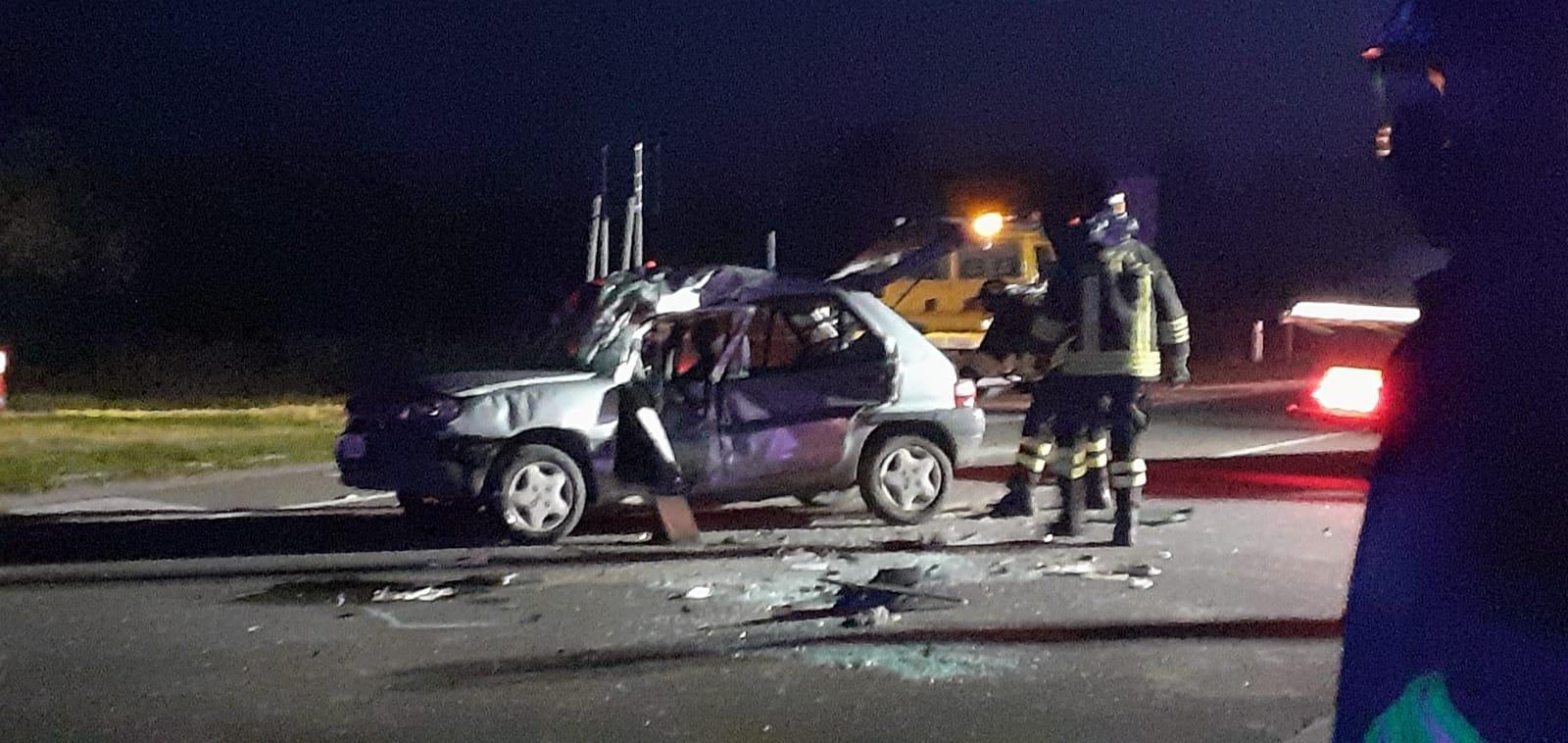 L'incidente stradale dove ha perso la vita il conducente dell'auto (foto Francesco Pinna)
