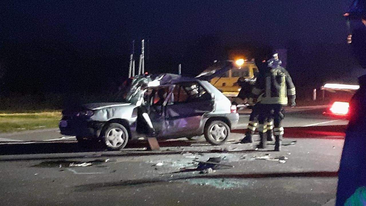L'incidente stradale dove ha perso la vita il conducente dell'auto (foto Francesco Pinna)