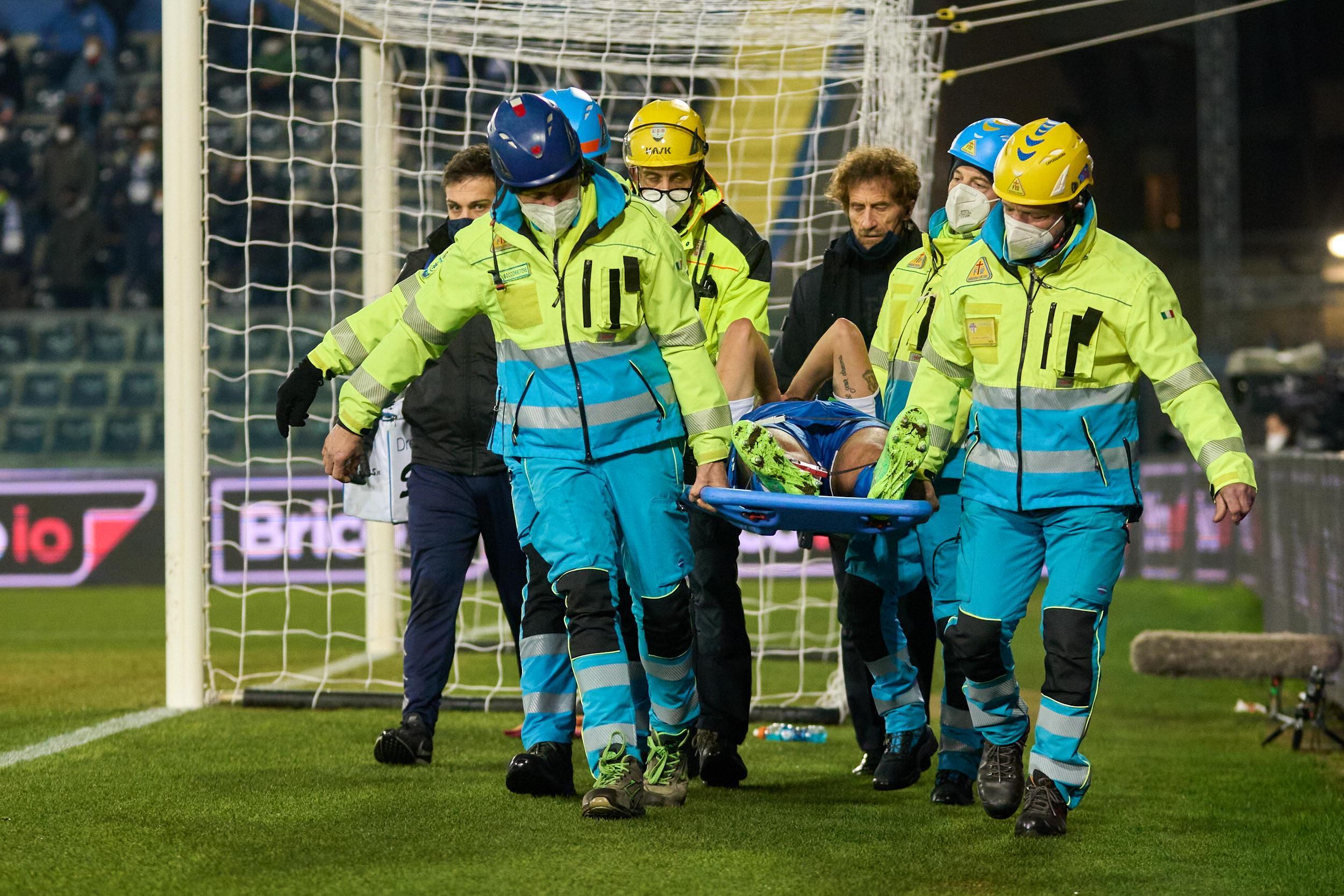 Riccardo Marchizza esce in barella (foto Sestini)