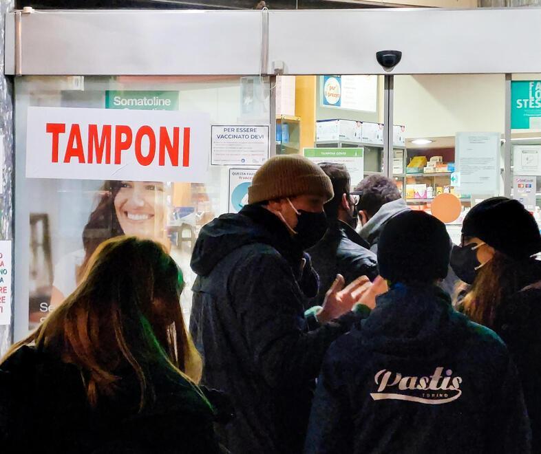 La nuova truffa per ottenere il green pass: positivi a fare i tamponi al posto dei no vax 