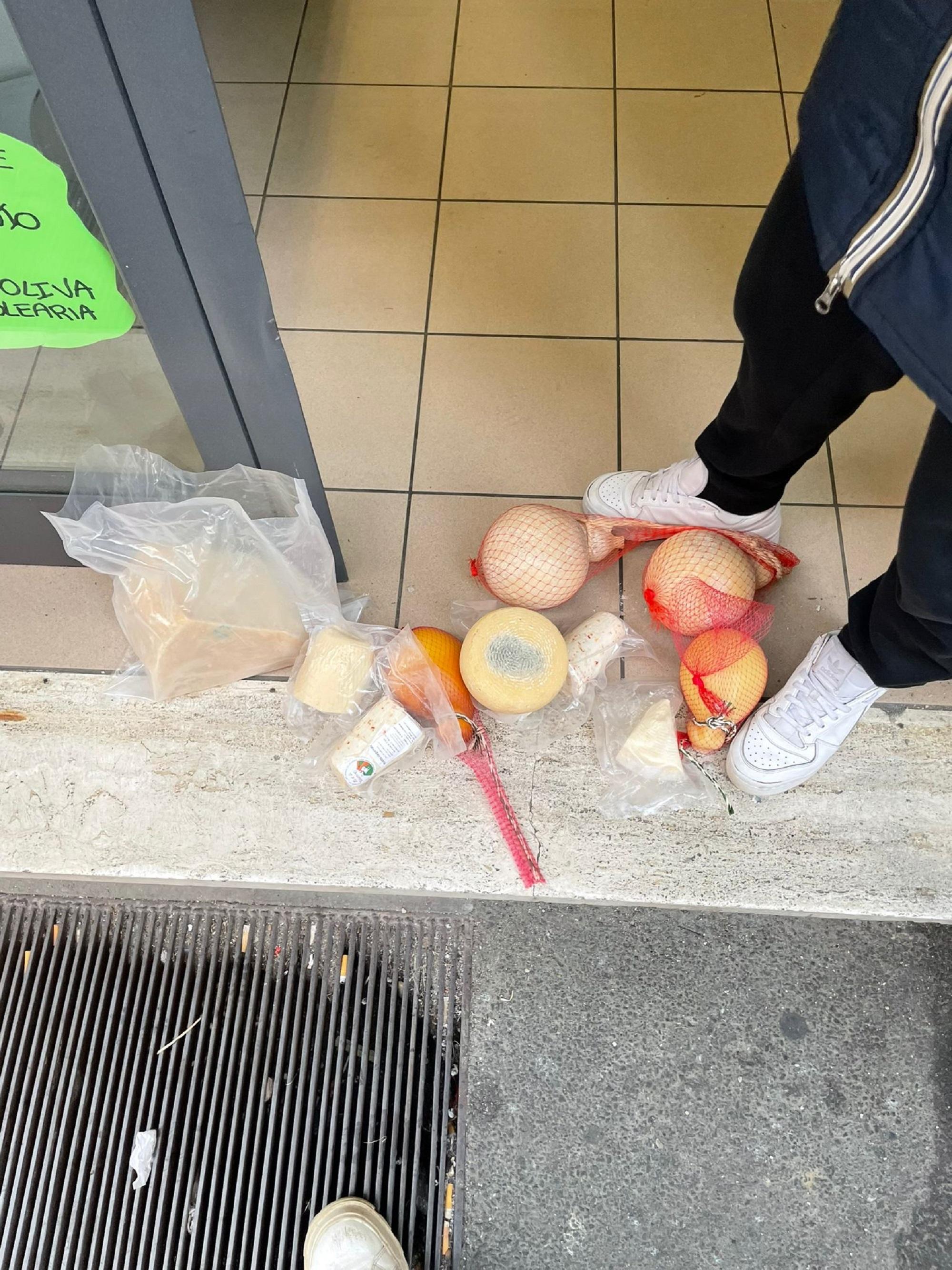 I formaggi abbandonati per terra