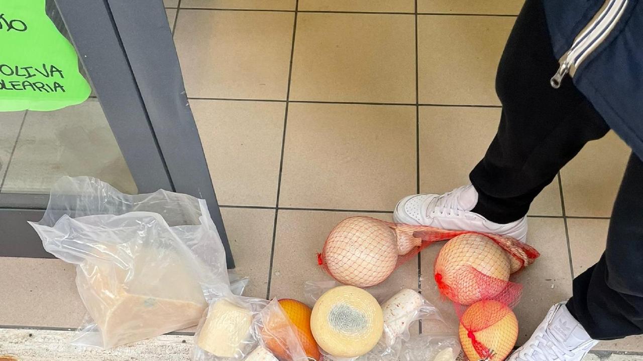 I formaggi abbandonati per terra
