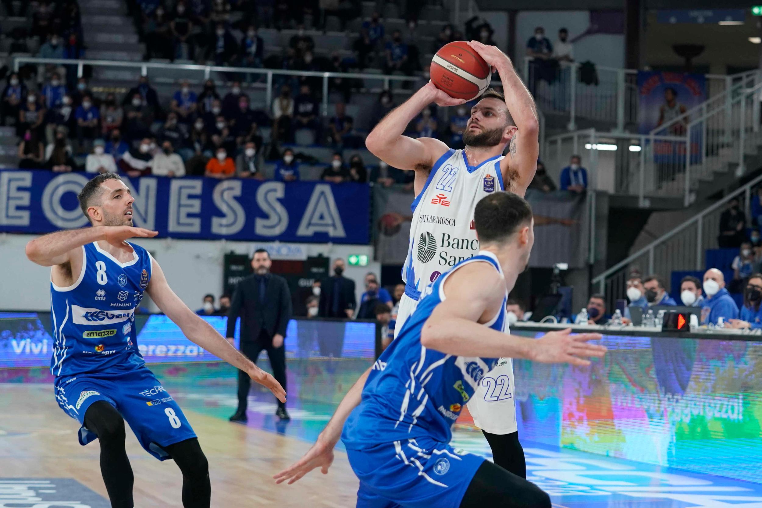 La Dinamo si arrende nel finale, Brescia vince 97-86