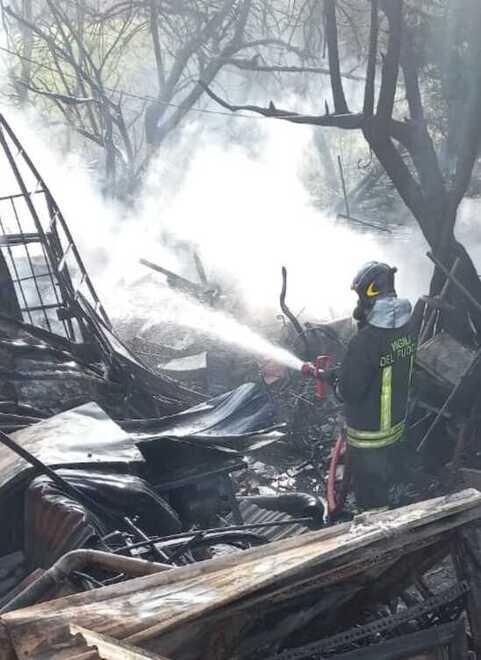 Brucia l’esterno di una palazzina a Gavassa Nove le persone sfollate, due sono bambini 
