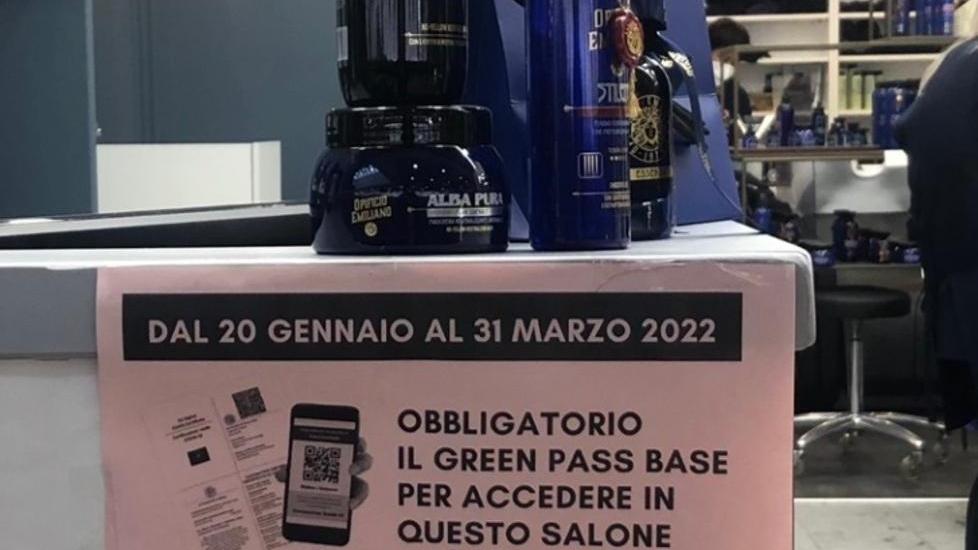 Parrucchieri alle prese con il green pass «Ci adeguiamo, preoccupati dai contagi»