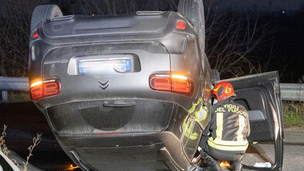 Scontro sul cavalcavia, un’auto si rovescia: due persone in ospedale