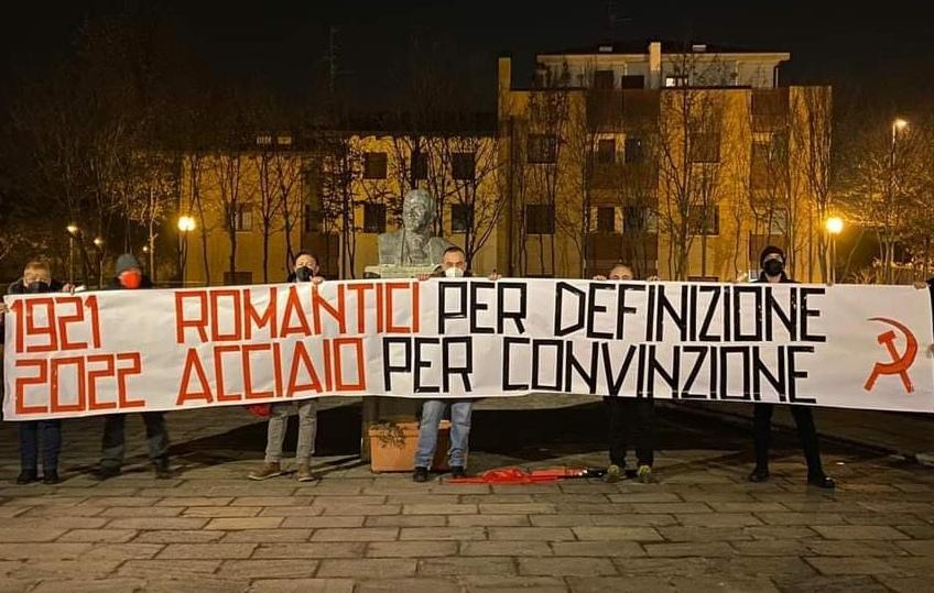 I Comunisti al busto di Lenin per i 98 anni dalla sua morte