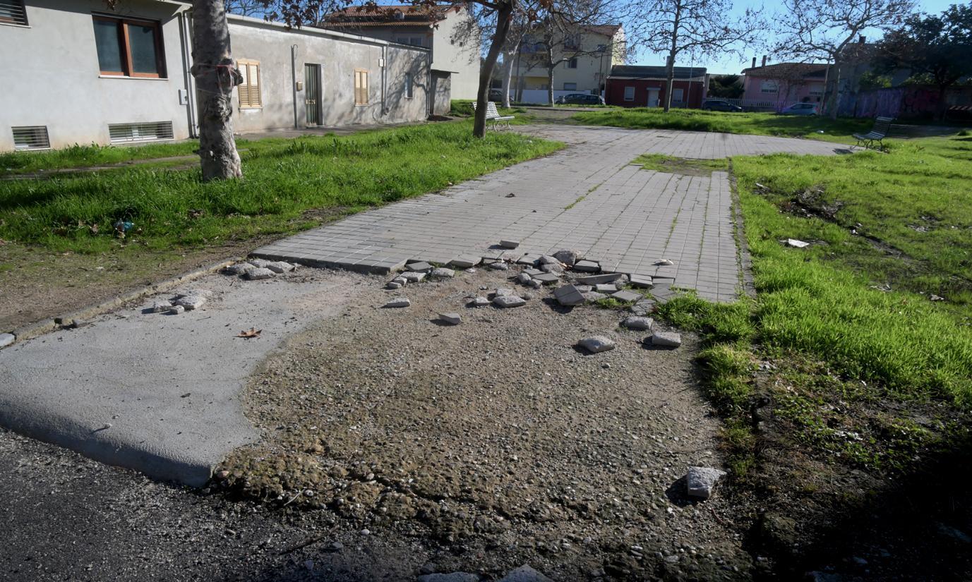 Marciapiede disastrato dal 2015