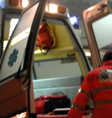 Auto ribaltata: ferito il conducente