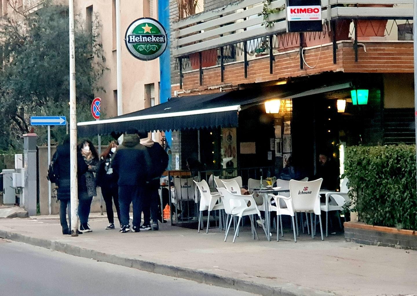 Detenuto in permesso premio aggredisce i carabinieri in un bar