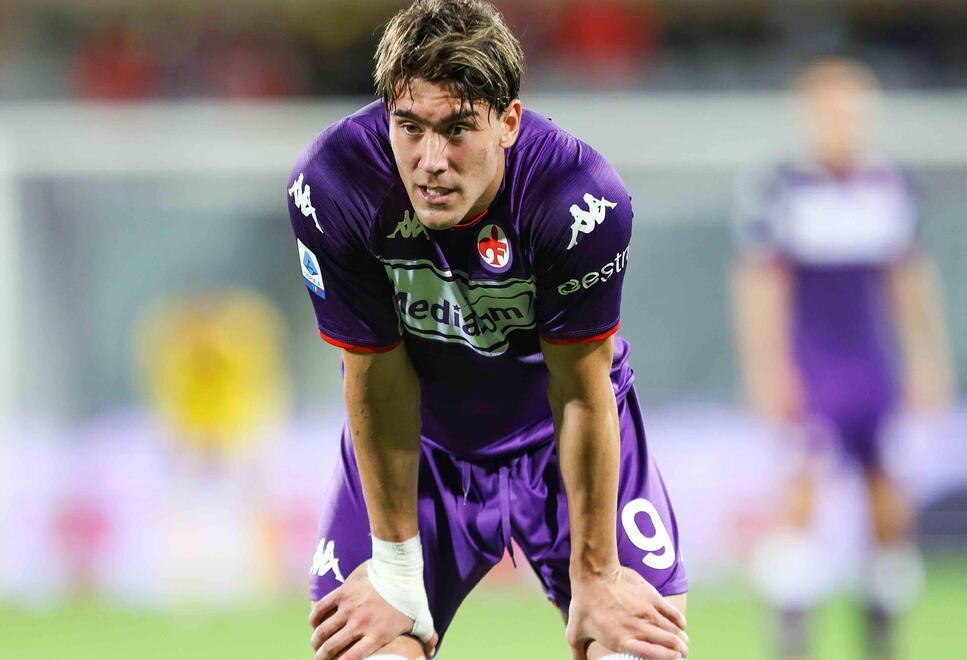 Vlahovic vuole subito la Vecchia Signora: perché il gioiello di Firenze è sempre più vicino ai “nemici” bianconeri 