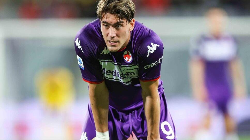 Vlahovic vuole subito la Vecchia Signora: perché il gioiello di Firenze è sempre più vicino ai “nemici” bianconeri