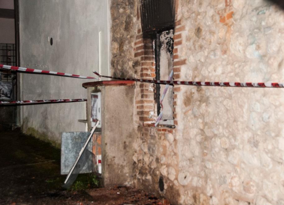 Camaiore, tenta di dare fuoco alla casa dell’ex fidanzata: preso  