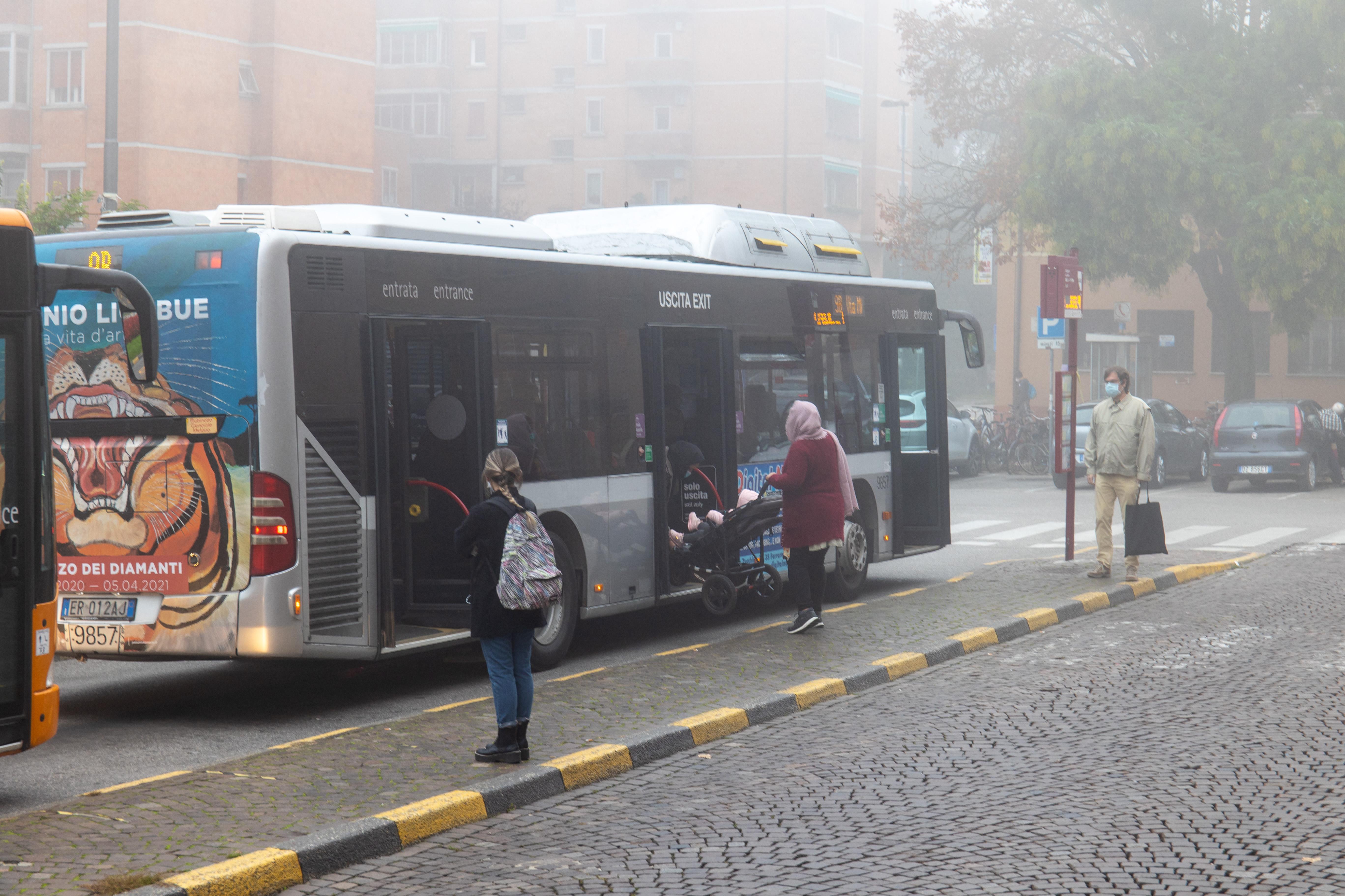 Il bus non passa, molti restano a piedi. La protesta: "Disagi infiniti"