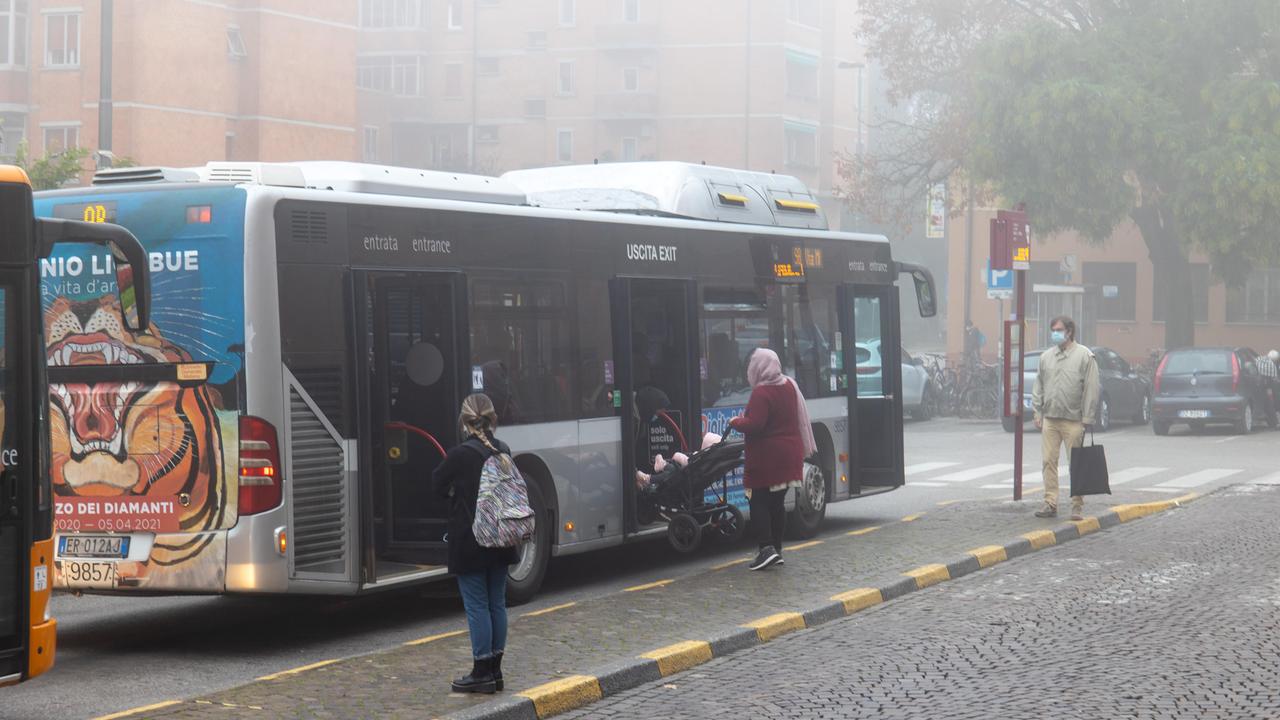 Il bus non passa, molti restano a piedi. La protesta: "Disagi infiniti"