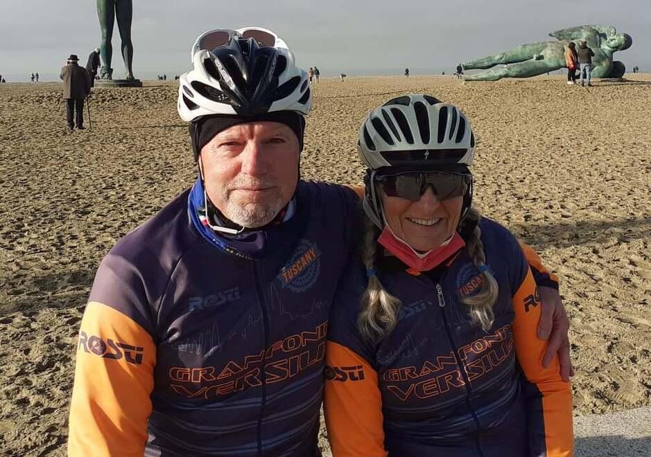 Silvia Sarappa, la ciclista viareggina di 64 anni investita da un’auto pirata abbracciata al marito, Pier Luigi Del Pistoia