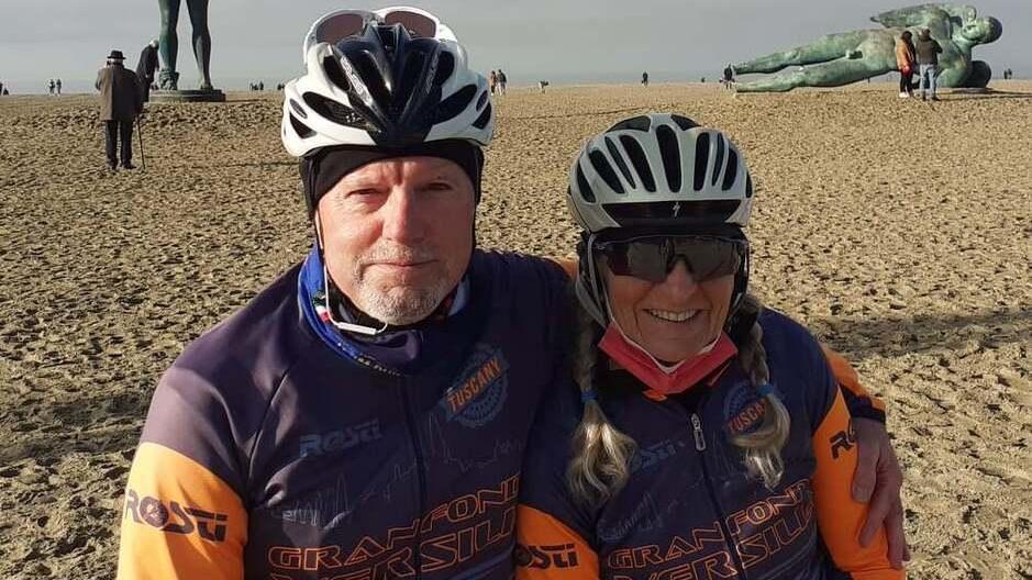 Silvia Sarappa, la ciclista viareggina di 64 anni investita da un’auto pirata abbracciata al marito, Pier Luigi Del Pistoia