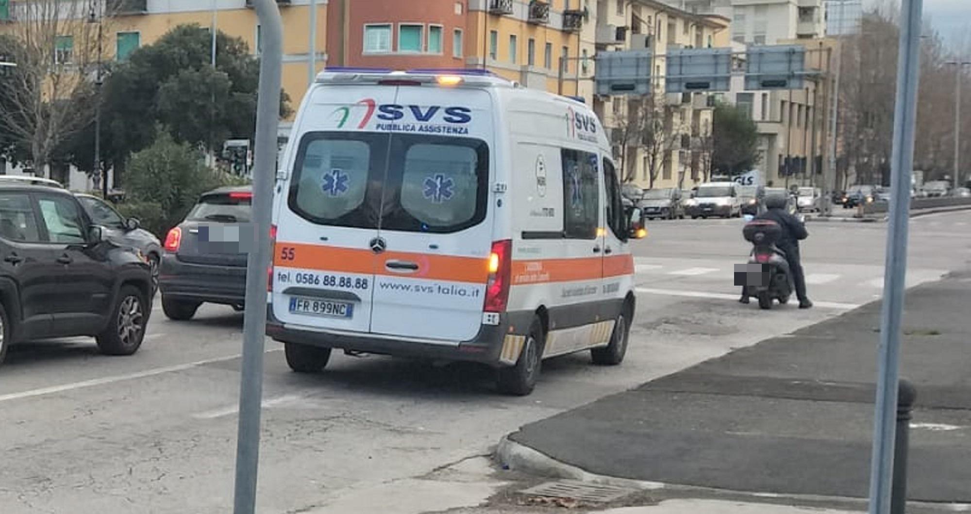 L'ambulanza della Svs all'incrocio fra viale Nievo e viale Carducci (foto d'archivio)