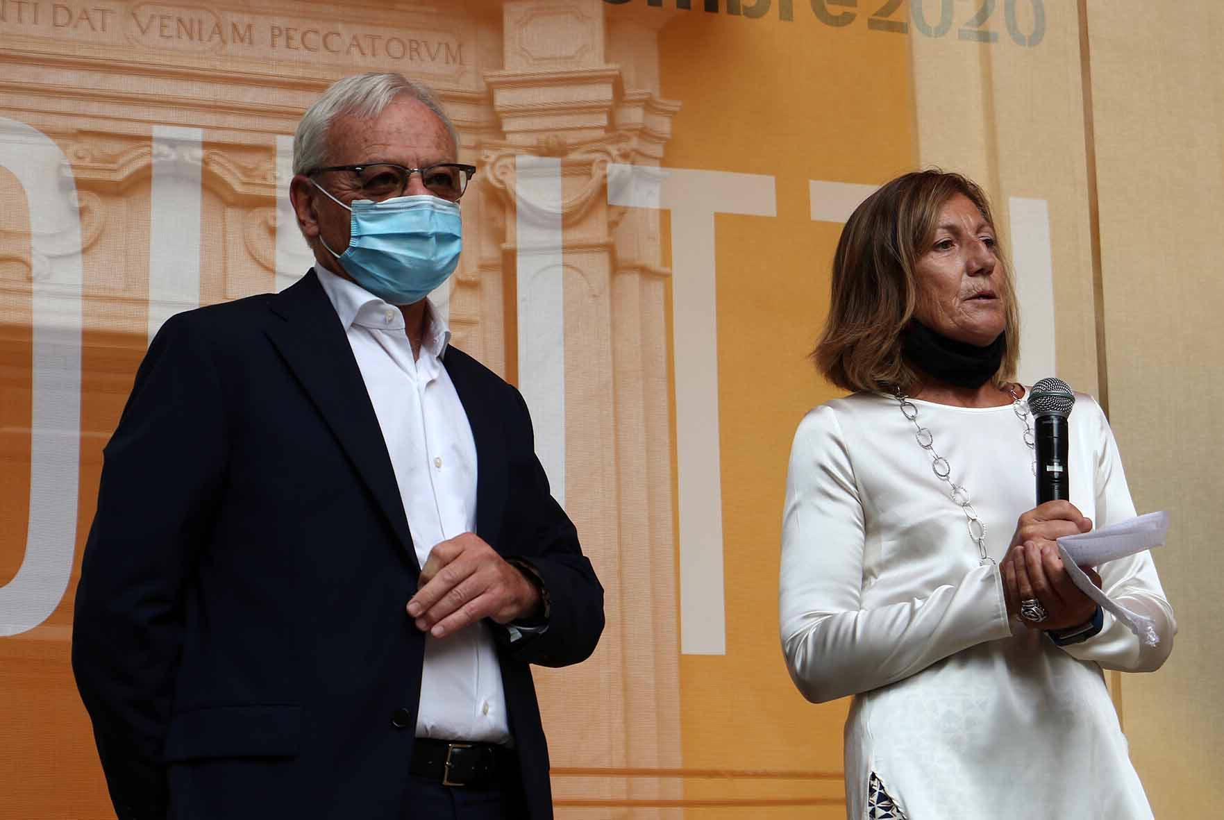 Il presidente della Fondazione Cr Carrara, Enrico Isoppi, su palco di Con-vivere