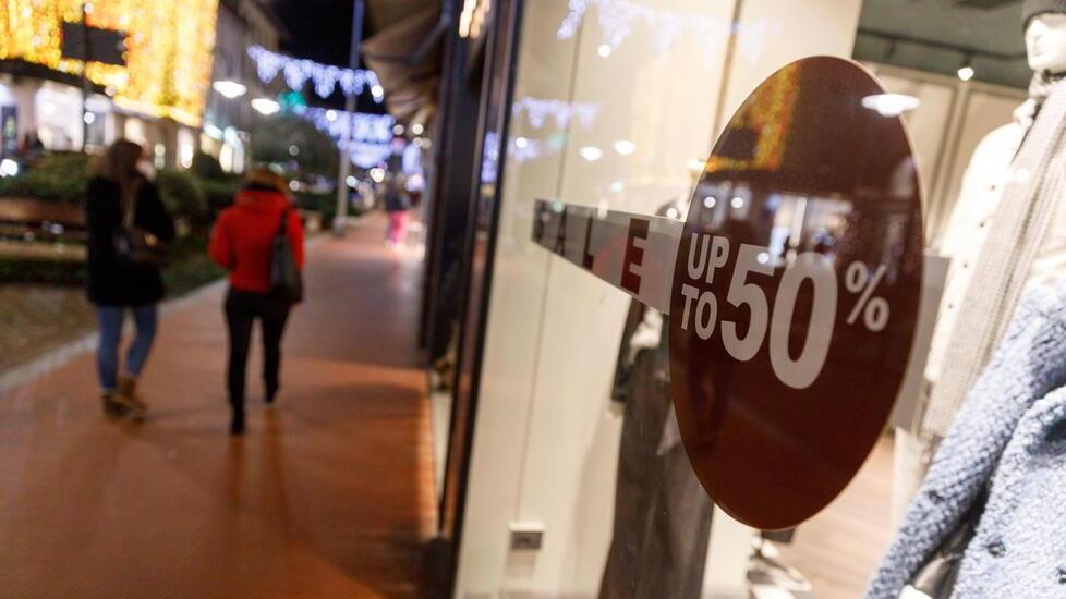 Una vetrina del centro che annuncia la stagione dei saldi